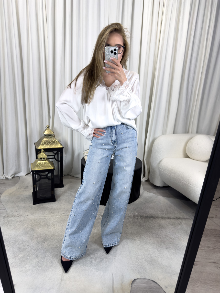 Proste jeansy Pearls – jasne jeansy z perełkami i wyższym stanem, stylizacja z T-shirtem i torebką.