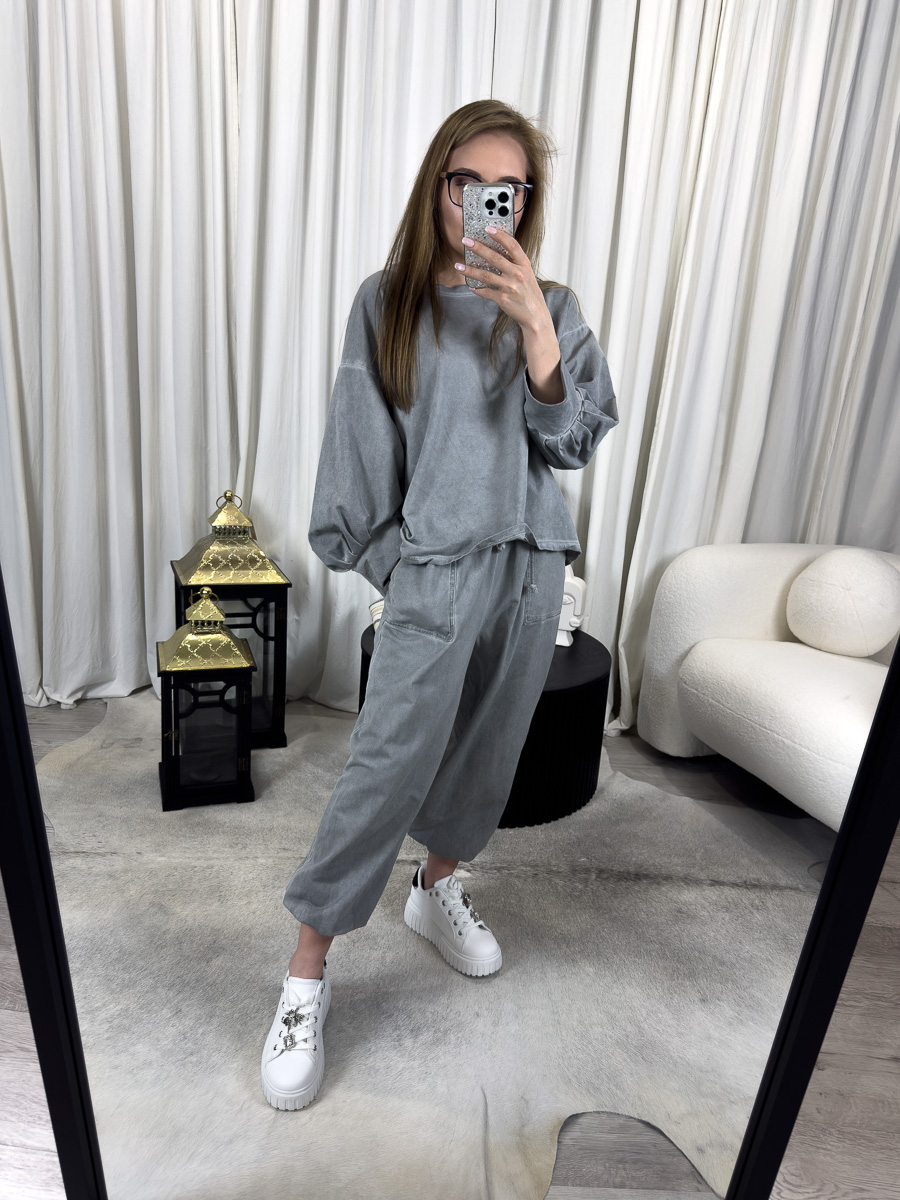 Komplet Dresowy Szary Wiya – komplet damski w szarym kolorze, luźna bluza z troczkiem, spodnie z gumką i ściągaczami, stylizacja z białymi sneakersami