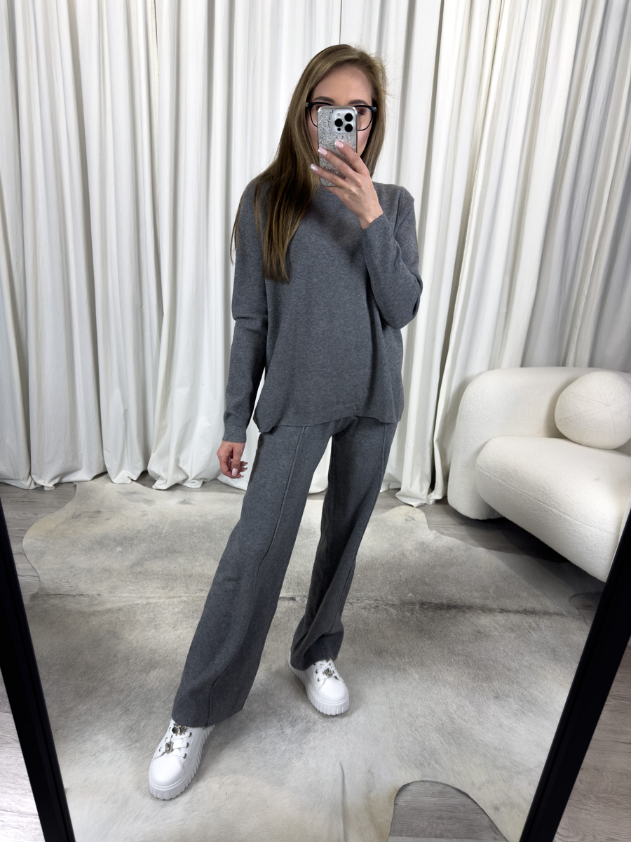 Szary komplet dzianinowy Comfy – elegancki i wygodny zestaw z dzianiny w jasnym odcieniu szarości, modny i funkcjonalny.
