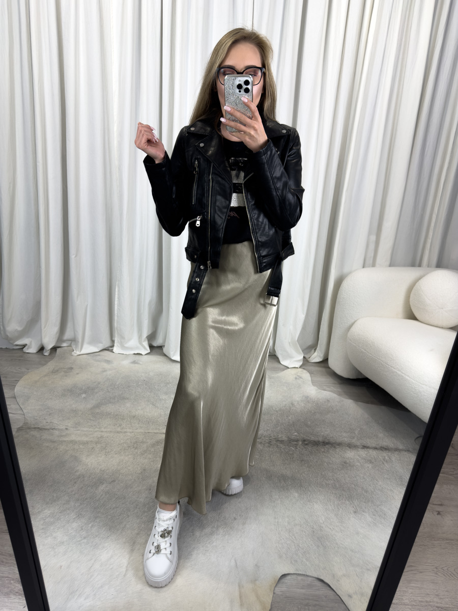Spódnica Satine Gold w odcieniu jasnego złota, z połyskującej satyny, zestawiona z czarnym t-shirtem i sneakersami – nowoczesna stylizacja łącząca elegancję i luz.