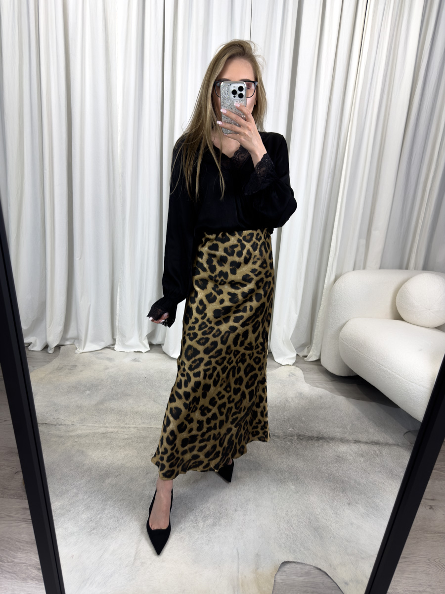 Spódnica satynowa Animal Print o długości maxi z nadrukiem panterki, zestawiona z czarną koronkową bluzką – elegancka i drapieżna stylizacja na co dzień lub wieczór.