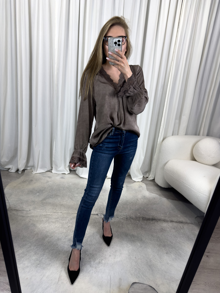 Spodnie jeansowe skinny Scarlet – dopasowane granatowe jeansy damskie z wysokim stanem i modnymi wystrzępionymi nogawkami.