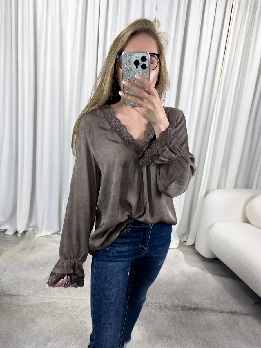 Bluzka satynowa Chic czekoladowa z koronkowym dekoltem i rękawami, zestawiona z jeansami.