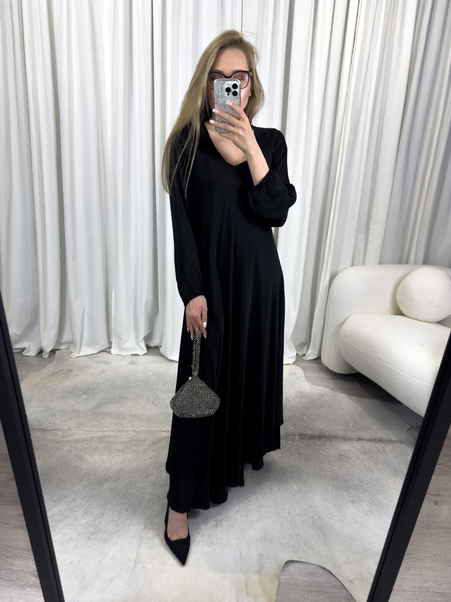 Sukienka satynowa Ivy czarna o długości maxi z dekoltem V i długimi rękawami – minimalistyczna i elegancka stylizacja idealna na wieczór.