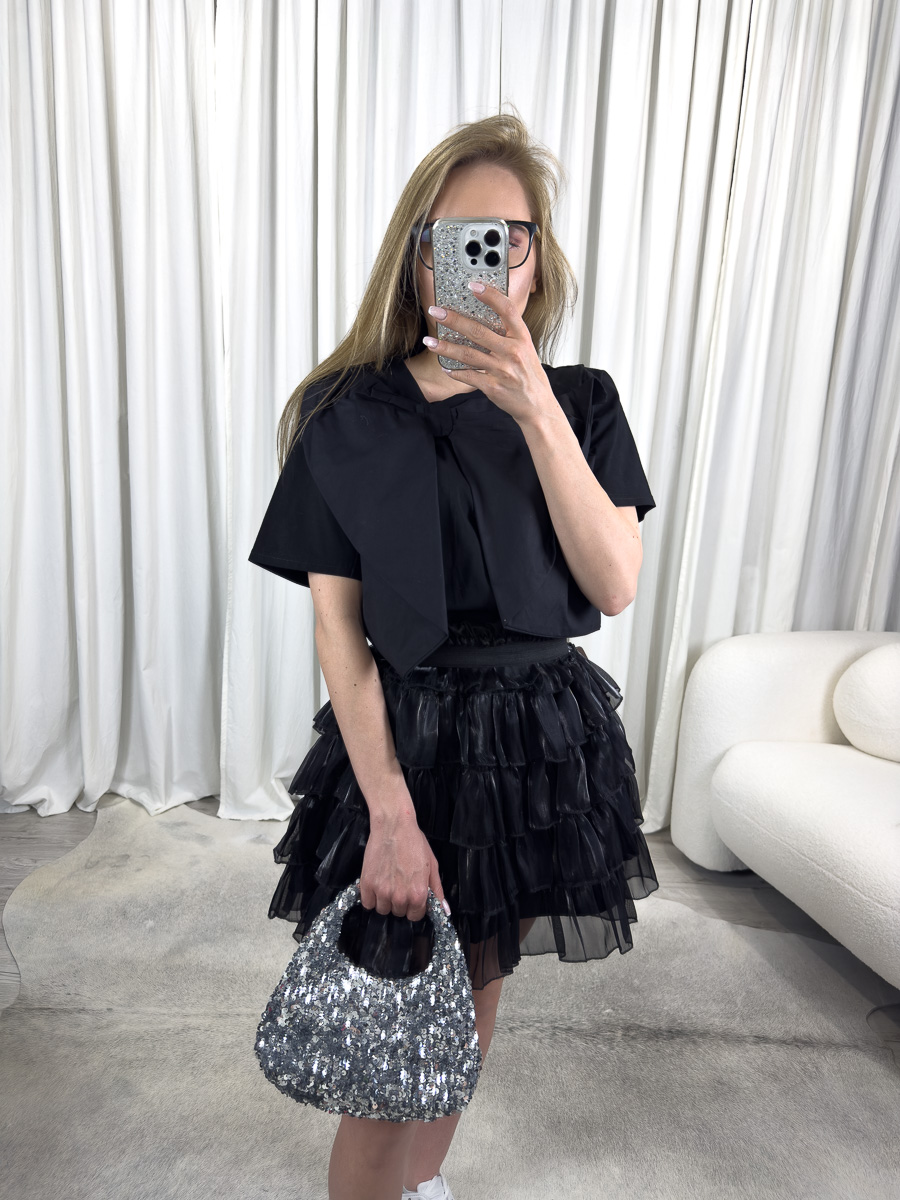 T-shirt Black Bow – czarna koszulka z kokardą, stylizacja ze spódnicą falbaniastą.