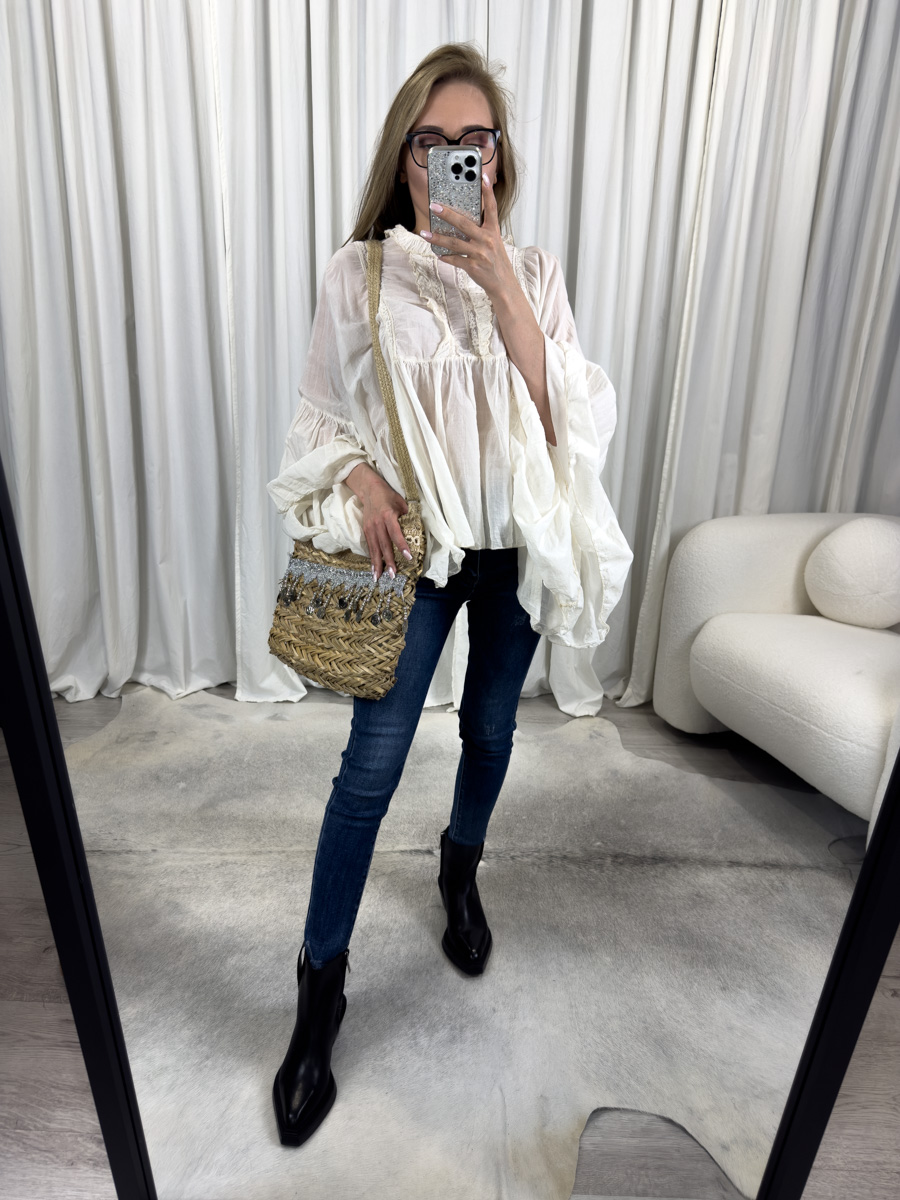 Koszula Loren śmietankowa Miho's – rozkloszowana koszula damska w kremowym kolorze z bufkami i falbanami, styl boho.