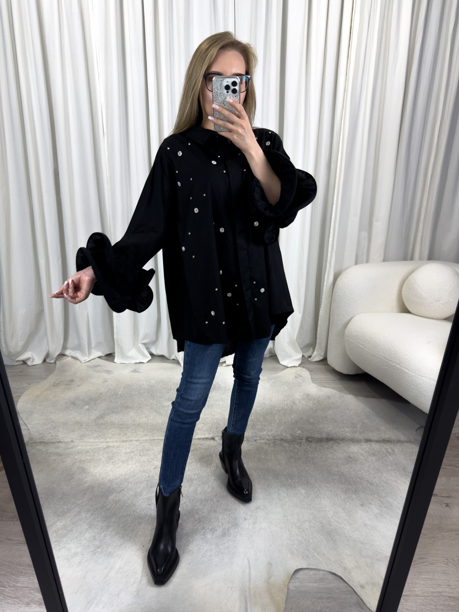 Koszula czarna Elegance – czarna koszula damska z błyszczącymi aplikacjami i falbanami na rękawach, styl elegancki.