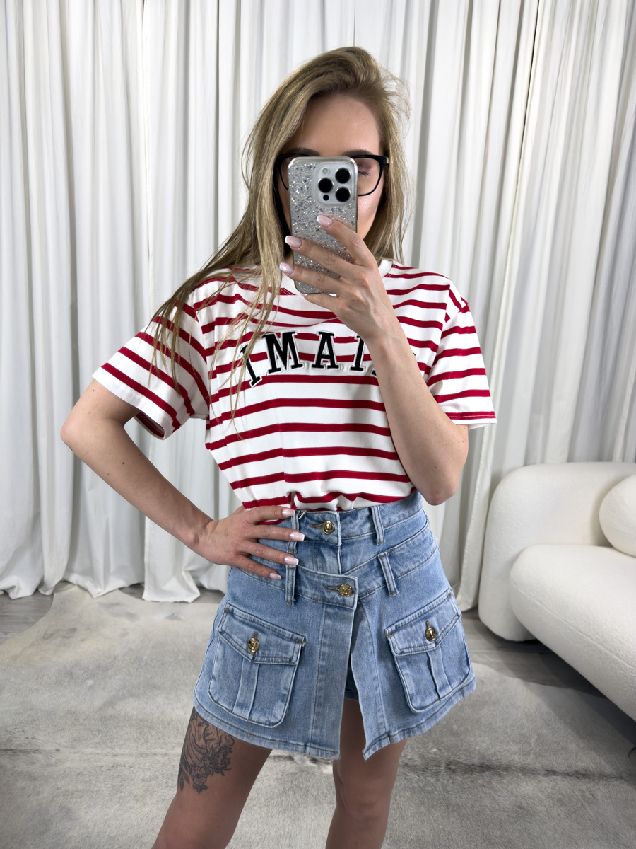 Spódnico-spodenki Quinn – denimowe spódnico-spodenki z wysokim stanem, kieszeniami z patkami, zapięciem na guziki, stylizacja z t-shirtem w paski