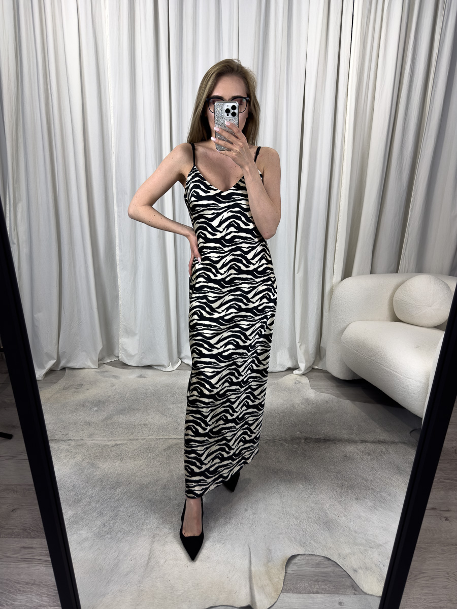 Sukienka satynowa Zebra o długości maxi, na cienkich ramiączkach, z dekoltem w kształcie litery V i printem w stylu zebry – elegancka i zmysłowa stylizacja na wieczór lub lato.