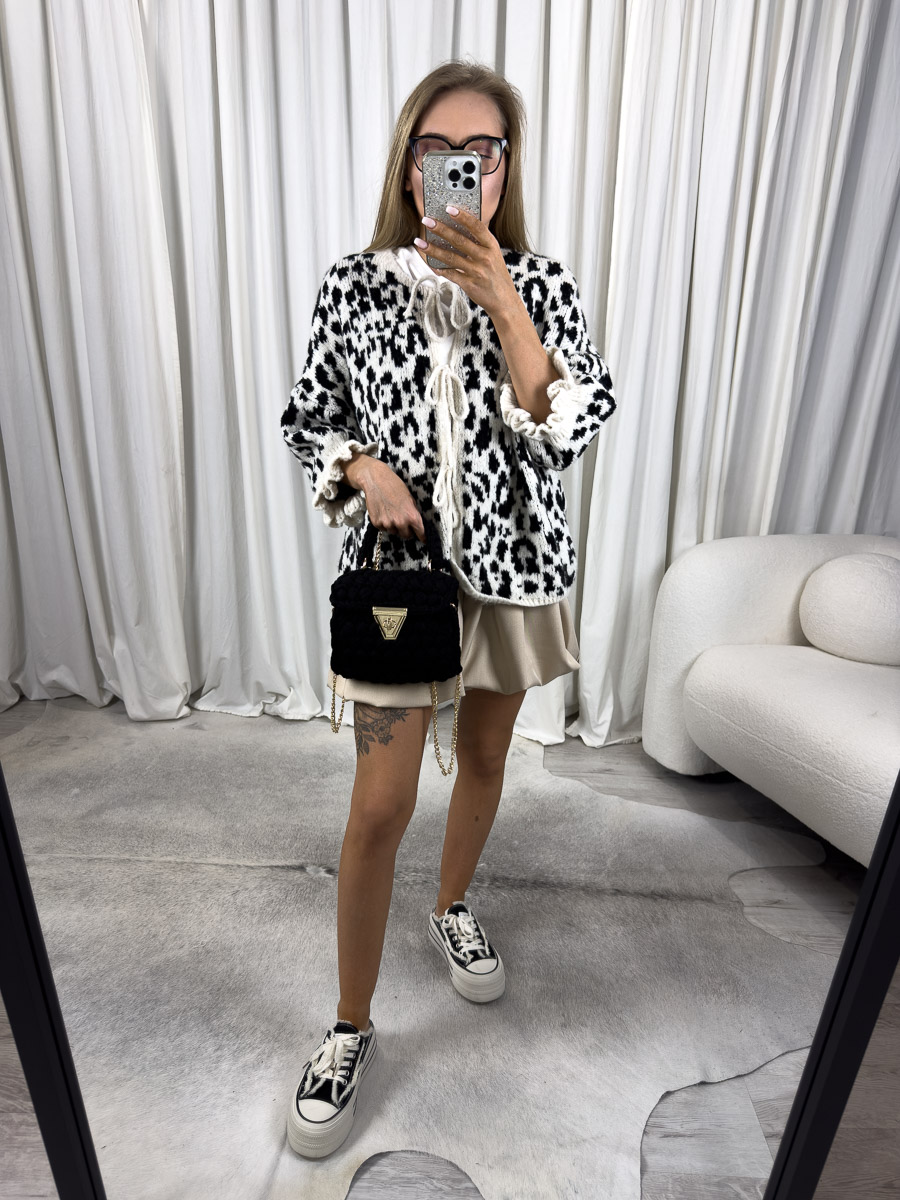 Zdjęcie produktowe sklepu internetowego z odzieżą damską – modelka w trampkach ubrana w kardigan Tessa czarny w zwierzęcy print i krótkie spódnico-spodnie