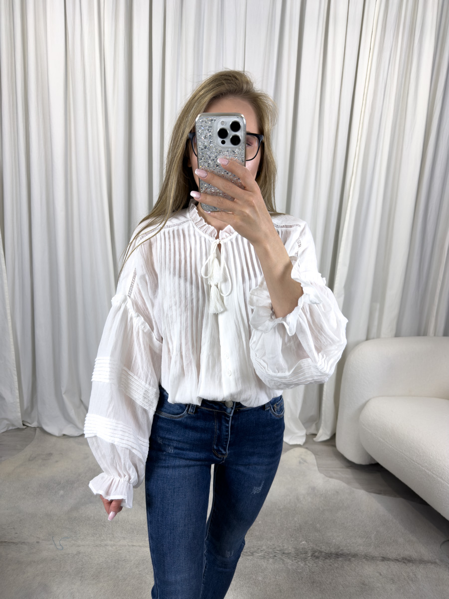 Zdjęcie produktowe sklepu internetowego z odzieżą damską – modelka ubrana w koszule Boho białą marki Wiya i jeansowe spodnie