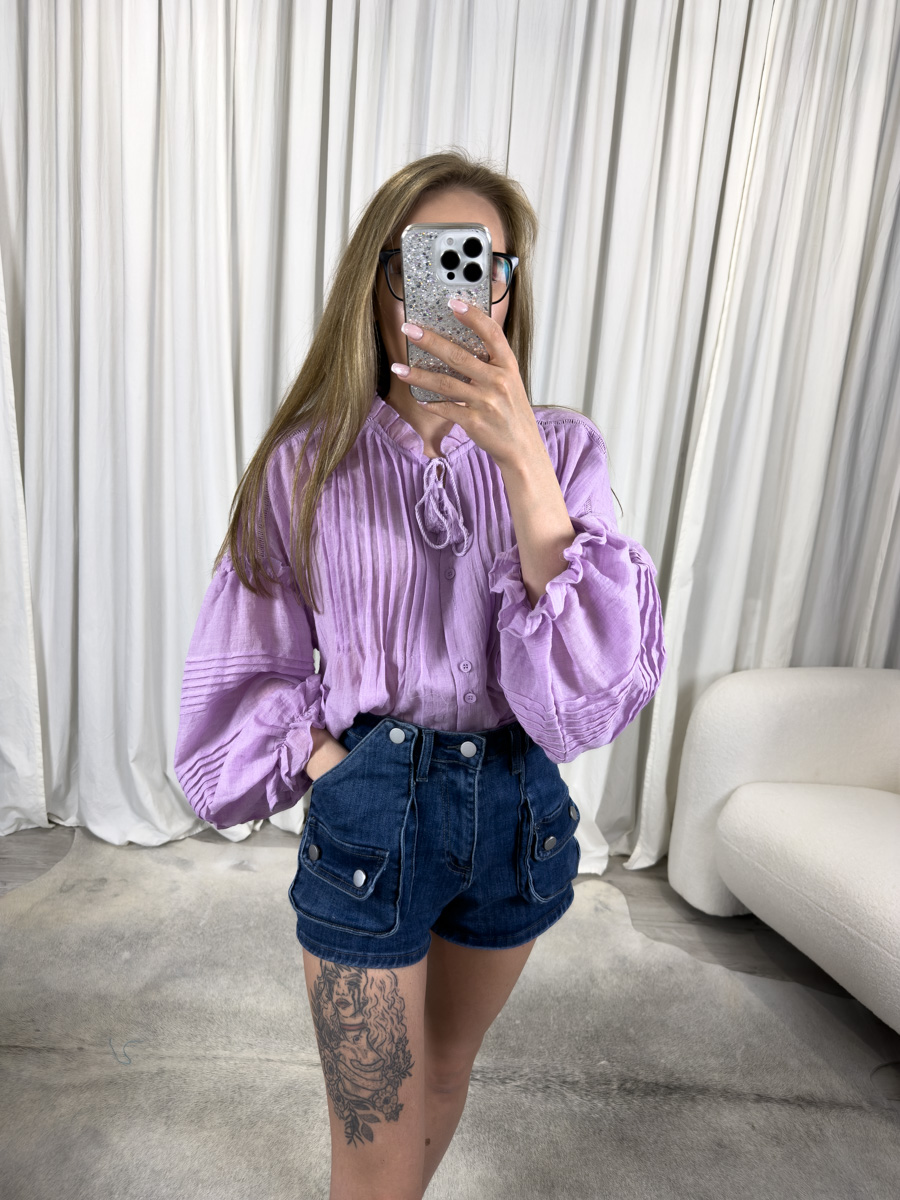 Zdjęcie produktowe sklepu internetowego z odzieżą damską – modelka ubrana w koszule Boho liliową marki Wiya i jeansowe szorty z ciemnego denimu