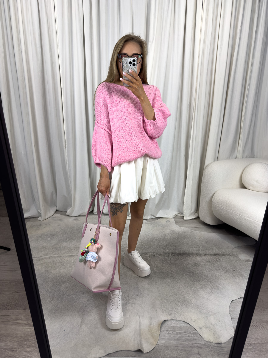Sweter wiosenny Fluffy różowy w stylizacji z białą spódnicą i pastelową torbą – modna stylizacja na wiosnę dla kobiet