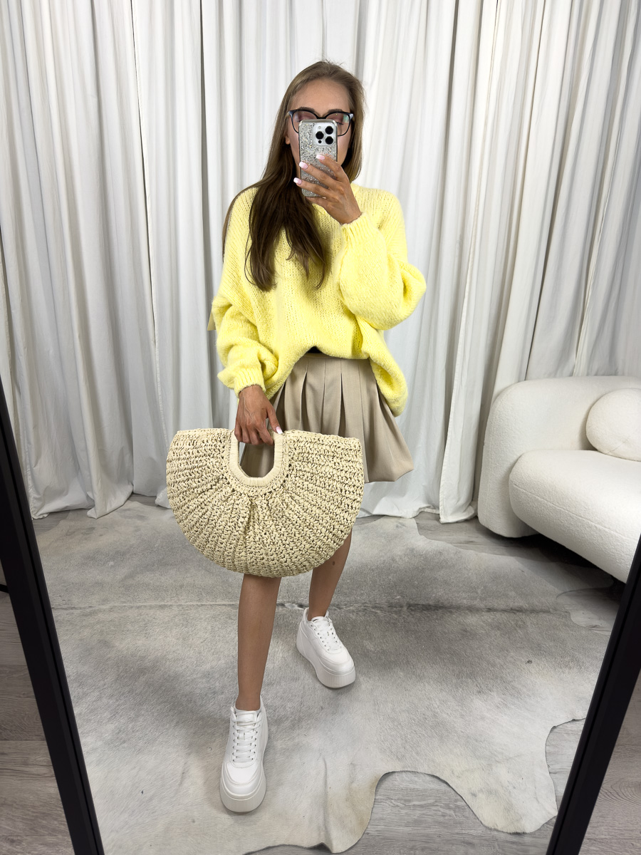 Modna stylizacja na sezon wiosna-lato – sweter oversize Ballon w kolorze żółtym, plisowana spódnica i pleciona torba.