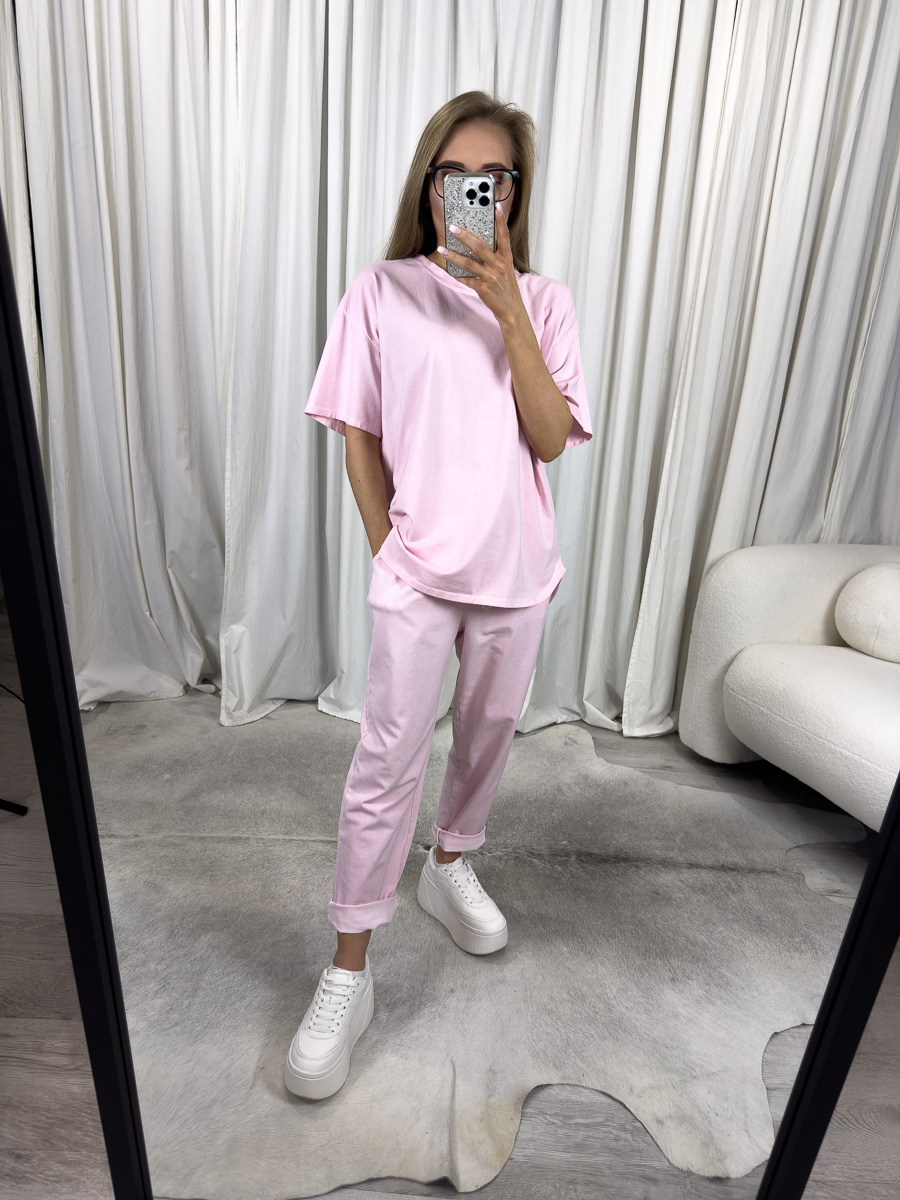 Komplet dresowy Skinny Wiya różowy – zestaw oversize'owej bluzki i spodni skinny od marki Wiya, stylizacja casualowa z białymi sneakersami, modna propozycja dla kobiet.