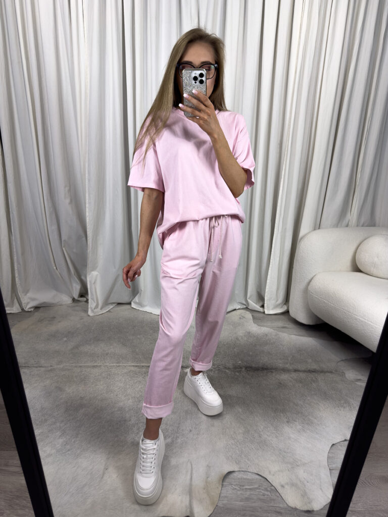 Komplet dresowy Skinny Wiya różowy – zestaw oversize'owej bluzki i spodni skinny od marki Wiya, stylizacja casualowa z białymi sneakersami, modna propozycja dla kobiet.