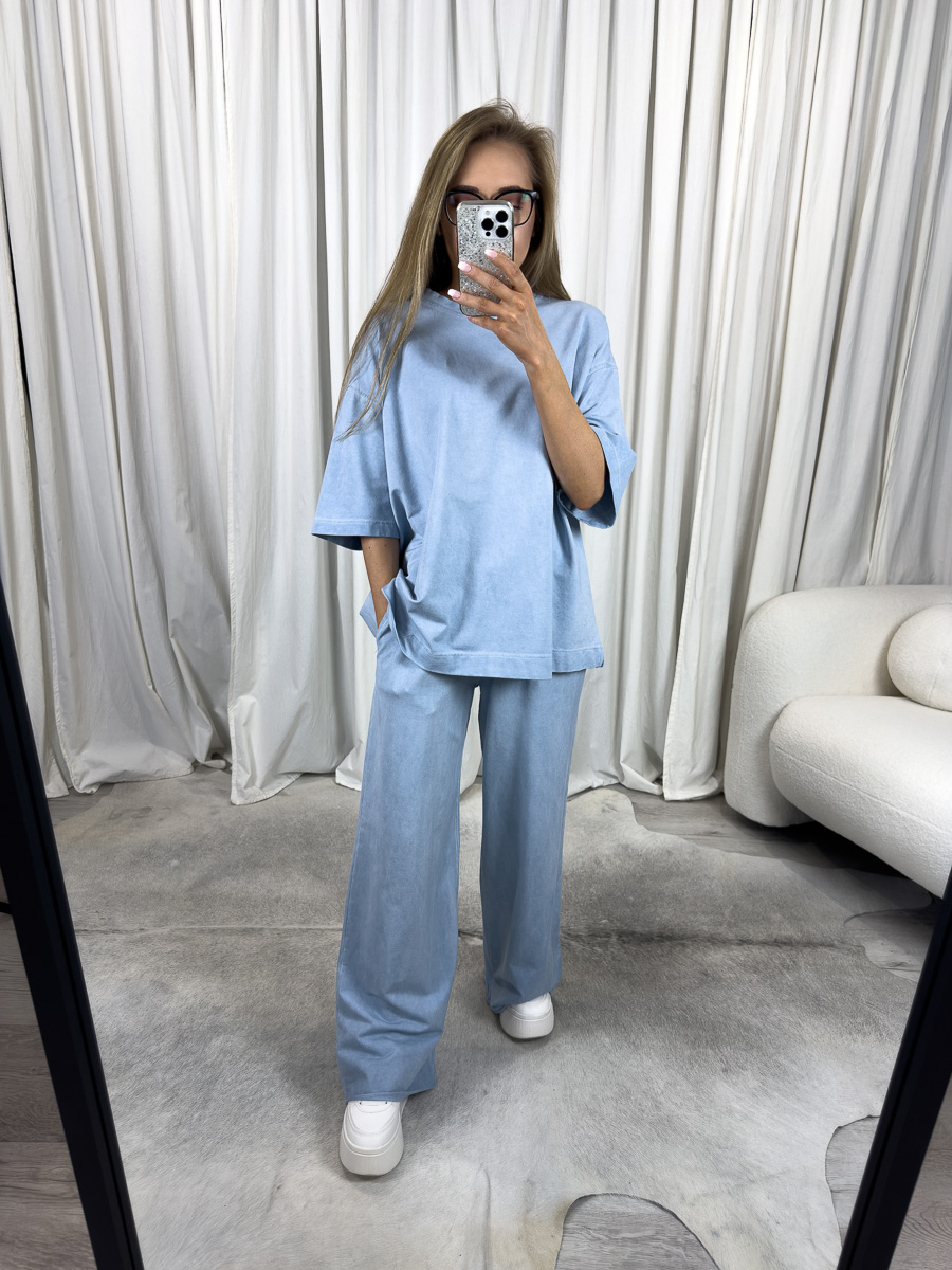 Komplet dresowy Loose Wiya błękitny – bawełniany komplet damski oversize marki Wiya w pastelowym błękicie, luźny T-shirt i szerokie spodnie, stylizacja z białymi sneakersami