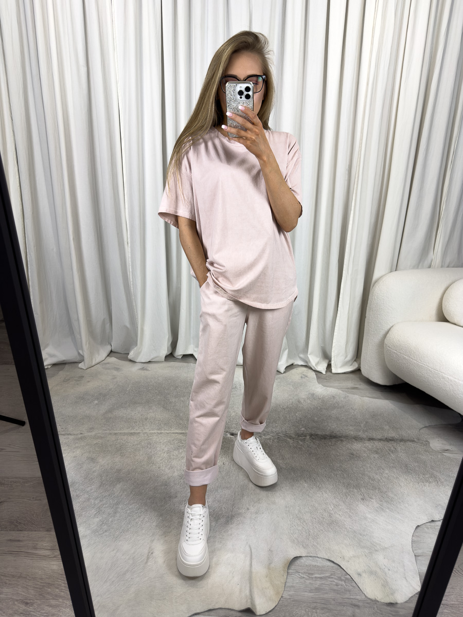 Komplet dresowy Skinny Wiya jasny róż – zestaw oversize'owej bluzki i spodni skinny od marki Wiya, stylizacja casualowa z białymi sneakersami, modna propozycja dla kobiet.