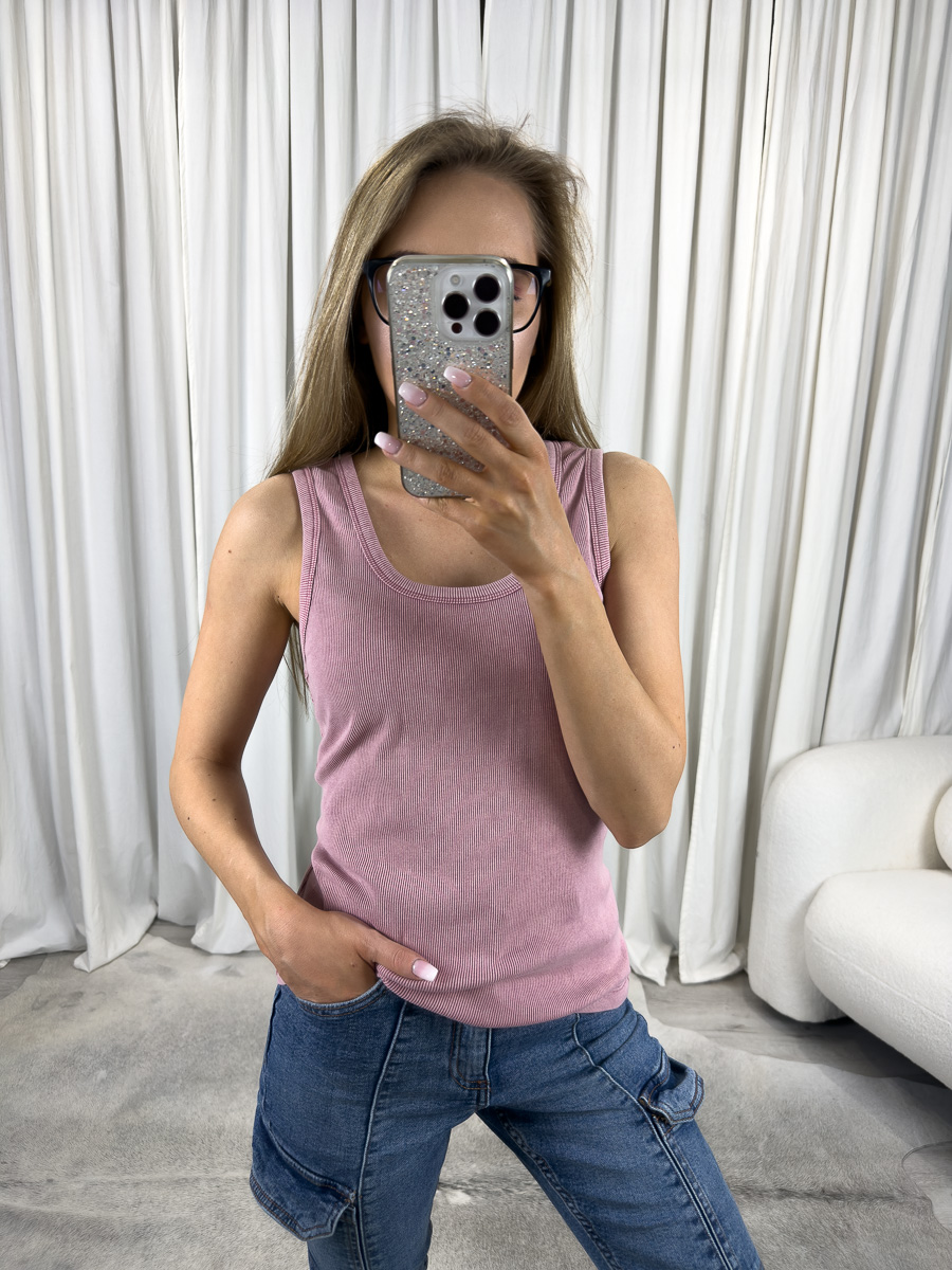 Top bawełniany Basic Wiya różowy – klasyczny top bez rękawów z prążkowanej bawełny, stylizacja z jeansami cargo i sneakersami.