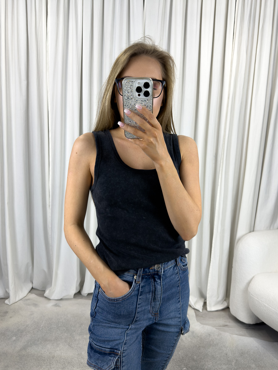 Top bawełniany Basic Wiya grafitowy – klasyczny top bez rękawów z prążkowanej bawełny, stylizacja z jeansami cargo i sneakersami.