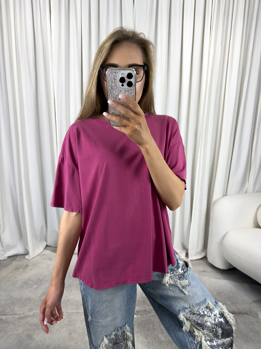 T-shirt bawełniany Basic Wiya malinowy – damska koszulka oversize w kolorze bordo, stylizacja z jeansami z cekinami.
