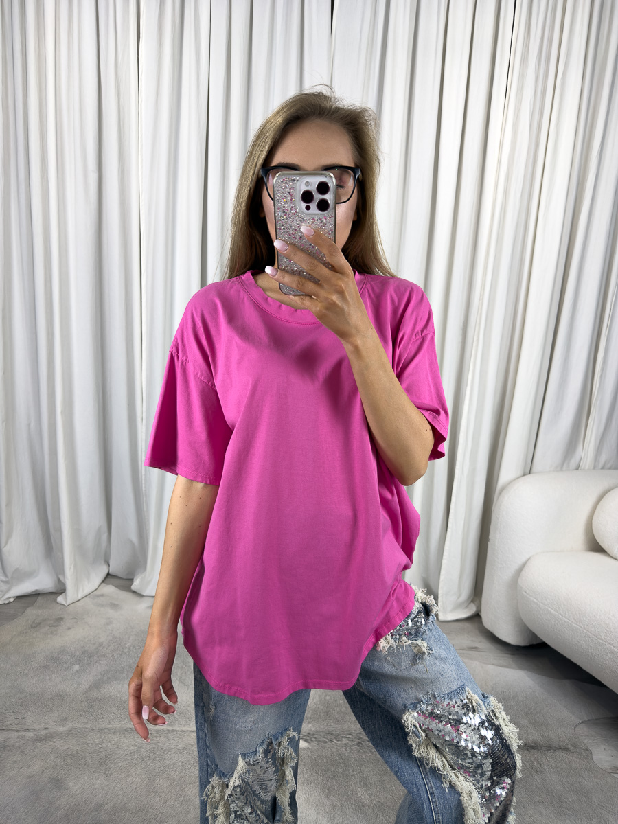 T-shirt bawełniany Basic Wiya fuksja – damska koszulka oversize w kolorze bordo, stylizacja z jeansami z cekinami.
