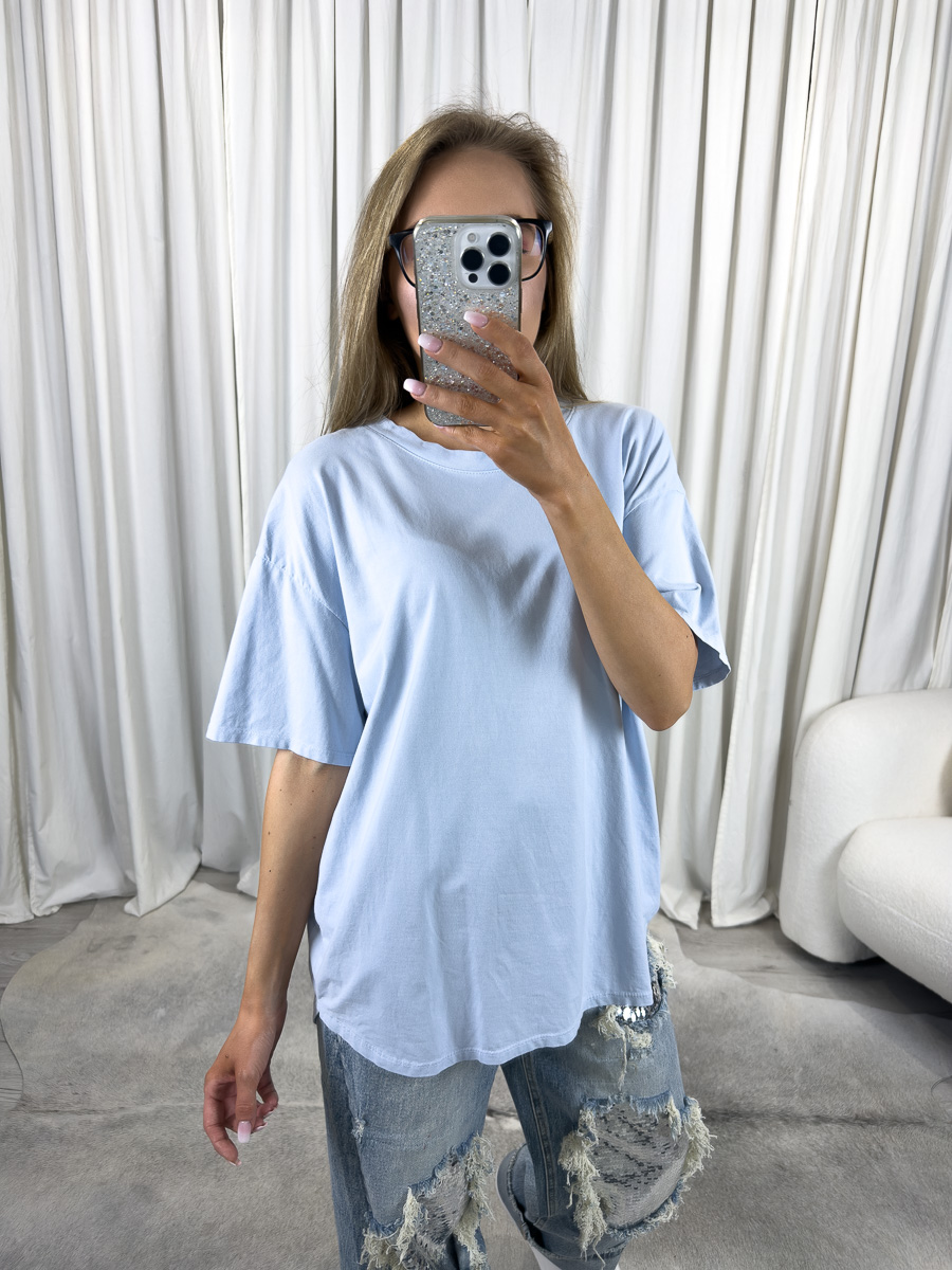 T-shirt bawełniany Basic Wiya błękitny – damska koszulka oversize w kolorze bordo, stylizacja z jeansami z cekinami.