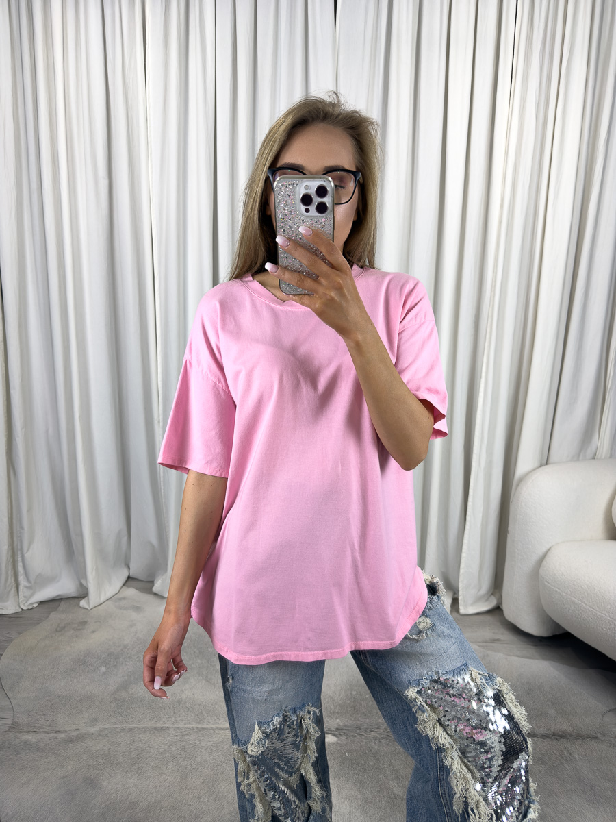 T-shirt bawełniany Basic Wiya różowy – damska koszulka oversize w kolorze bordo, stylizacja z jeansami z cekinami.