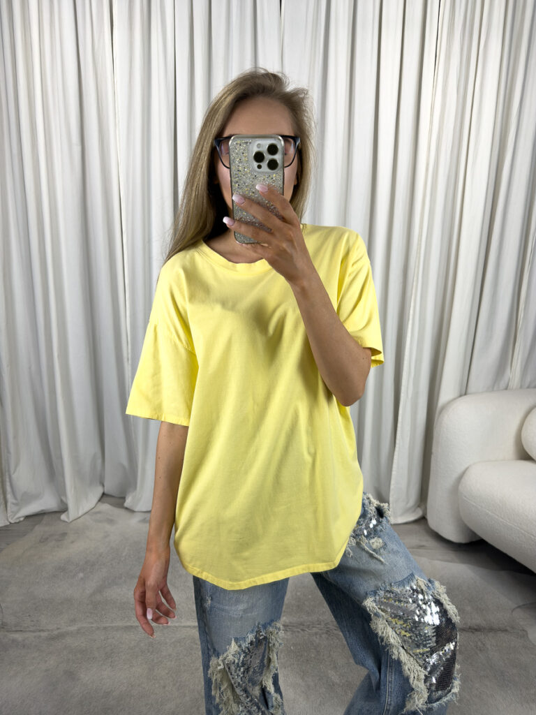 T-shirt bawełniany Basic Wiya żółty – damska koszulka oversize w kolorze bordo, stylizacja z jeansami z cekinami.