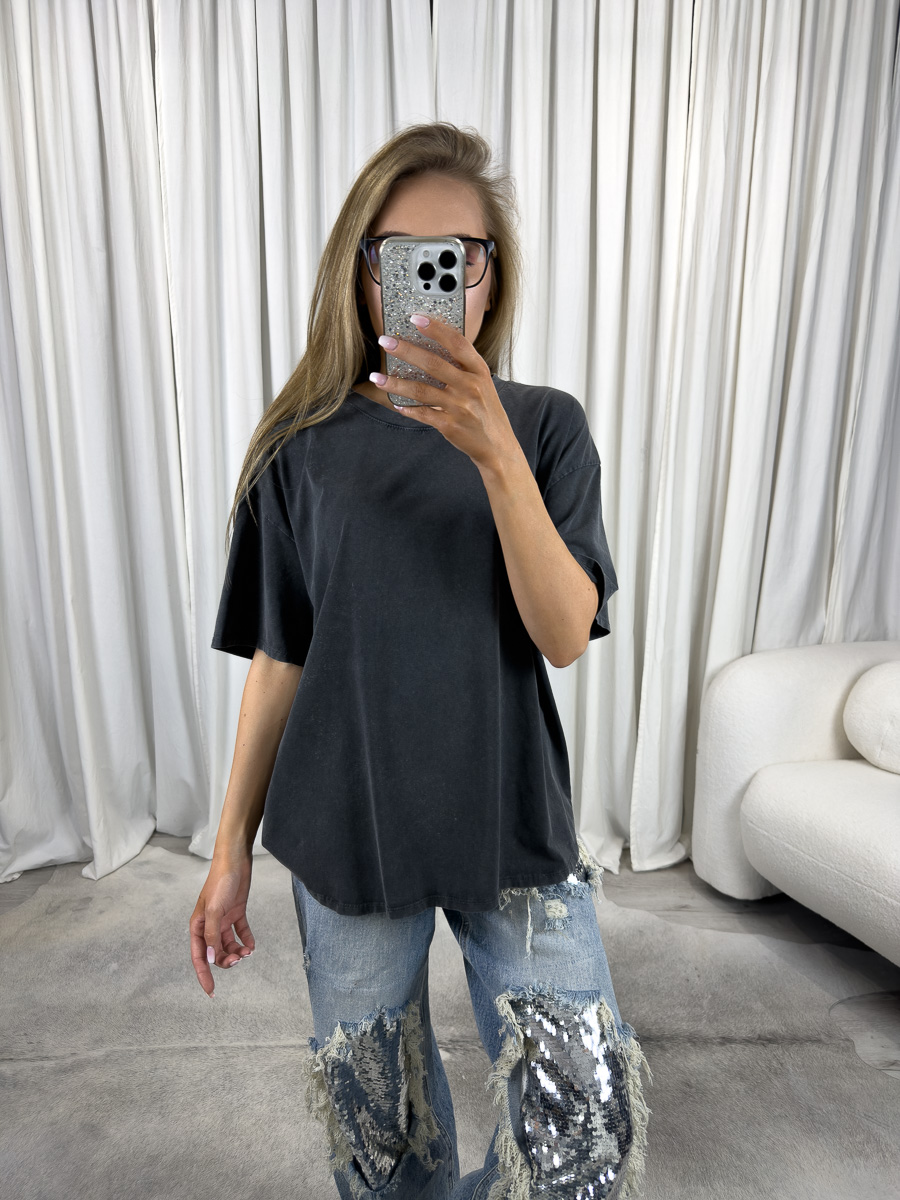 T-shirt bawełniany Basic Wiya szary – damska koszulka oversize w kolorze bordo, stylizacja z jeansami z cekinami.