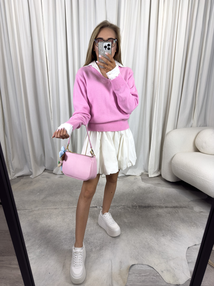 Lekki sweter School różowy zestawiony z białą koszulą i spódniczką – stylizacja w stylu preppy z pastelowymi dodatkami.