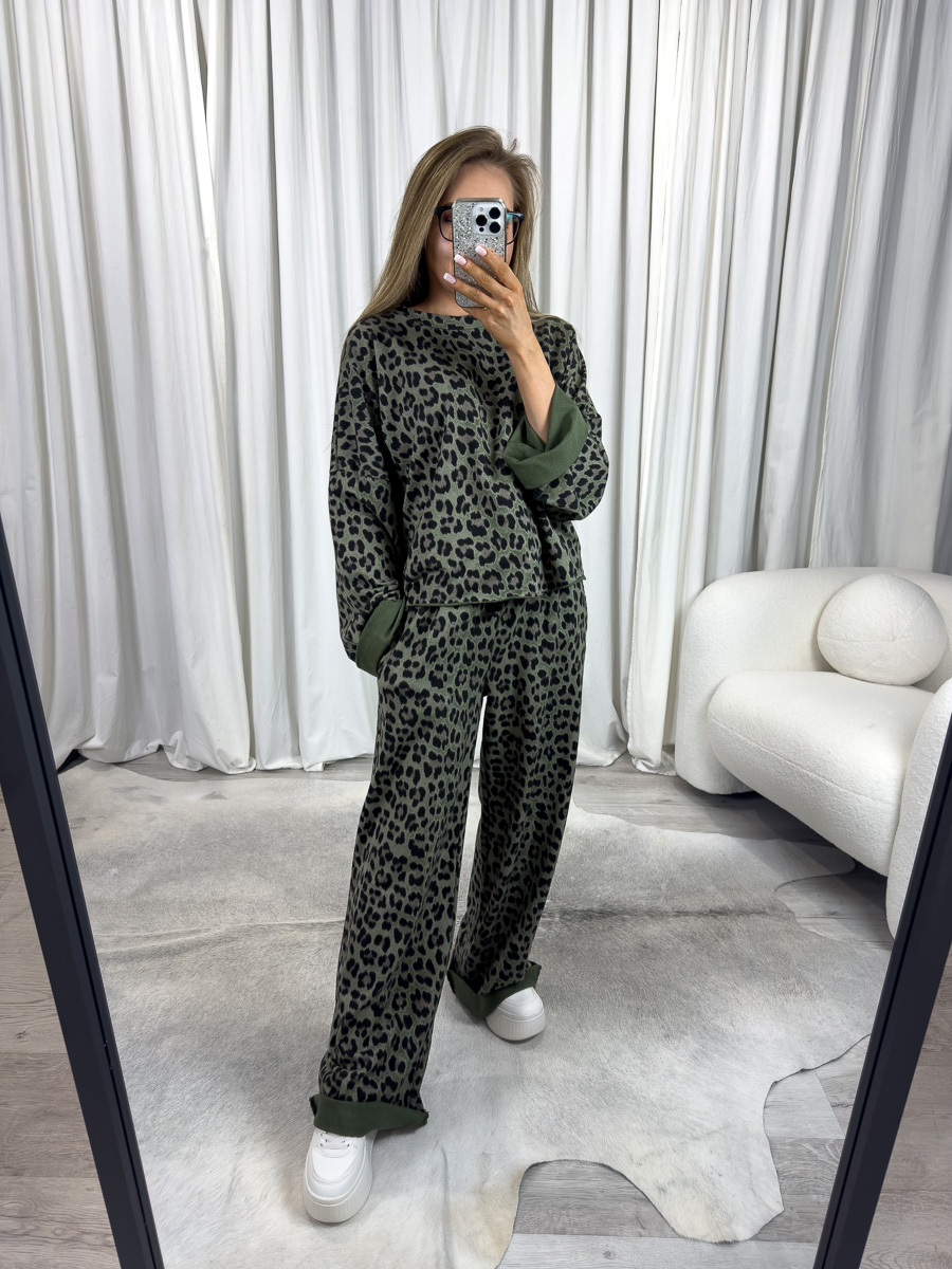 Komplet dresowy Animal Wiya – damski zestaw, komplet dresowy w panterkę, luźny krój, stylizacja casual z białymi sneakersami