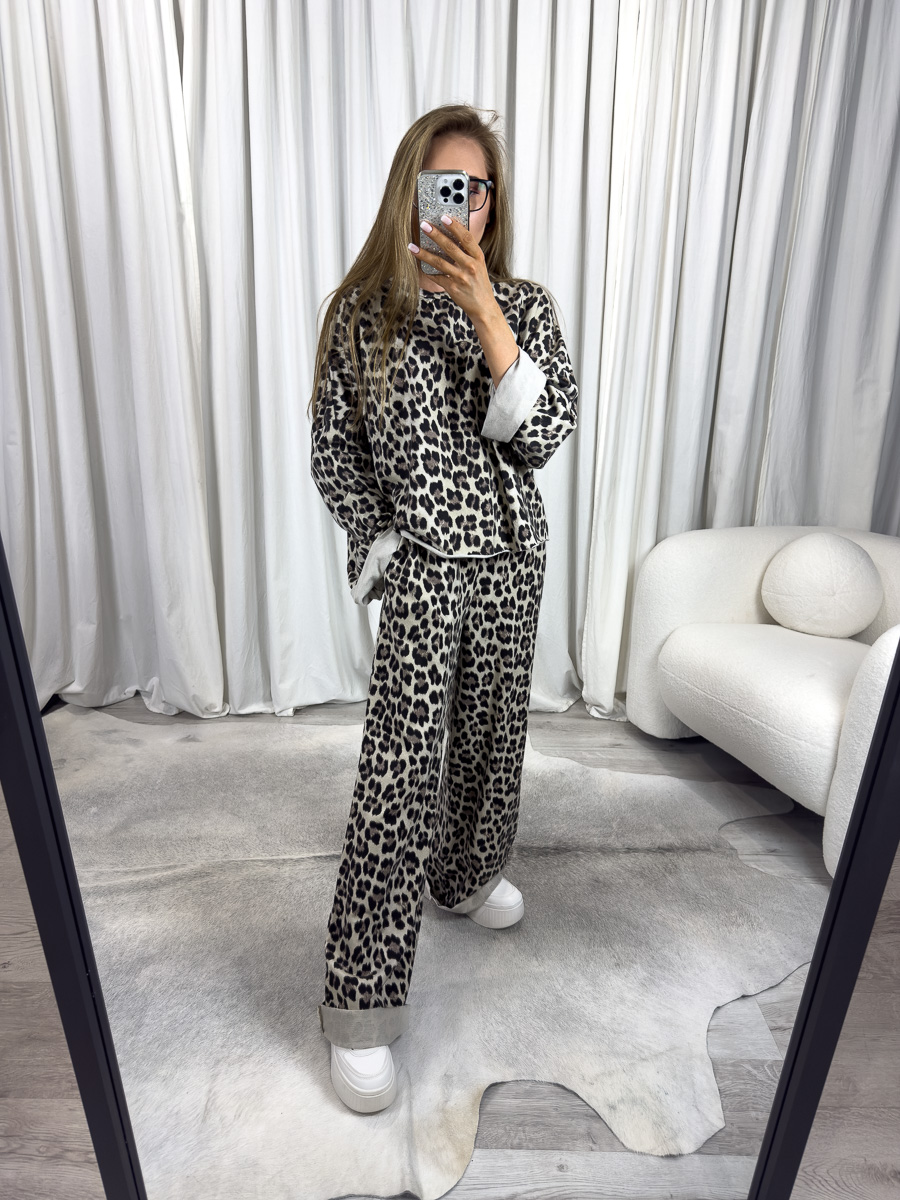 Komplet dresowy Animal Wiya – damski zestaw, komplet dresowy w panterkę, luźny krój, stylizacja casual z białymi sneakersami