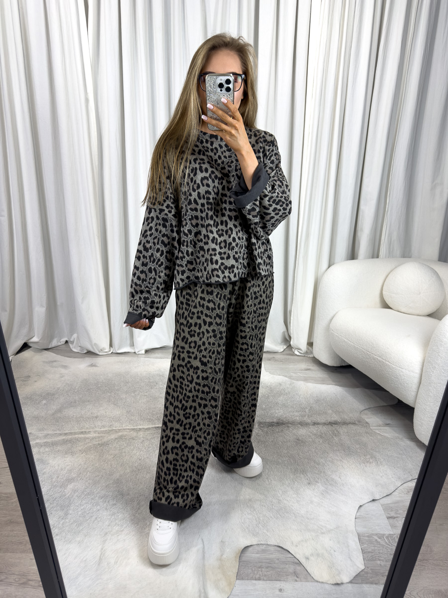 Komplet dresowy Animal Wiya – damski zestaw, komplet dresowy w panterkę, luźny krój, stylizacja casual z białymi sneakersami