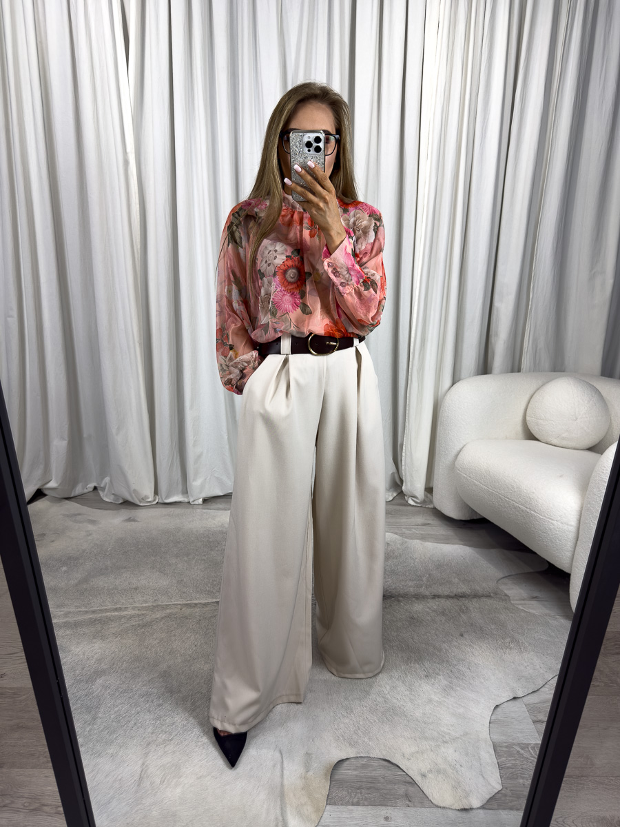 Koralowa koszula mgiełka w kwiaty Delicate - zwiewna i elegancka koszula idealna na letnie wyjścia. Stylizacja z eleganckimi, białymi spodniami.