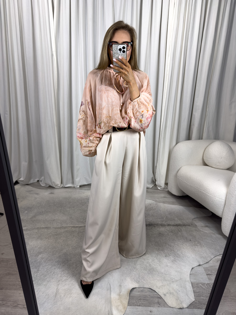 Koszula z lyocellu Apricot Miho's – modelka w morelowej koszuli z bufiastymi rękawami i roślinnym nadrukiem, stylizacja boho na lato