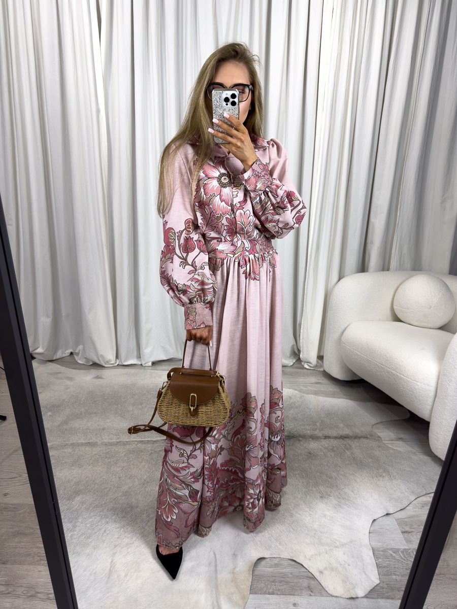 Komplet ze spódnicą Baroque – kobieta w eleganckim komplecie z koszulą i długą spódnicą w kwiatowo-barokowy wzór, różowa kolorystyka