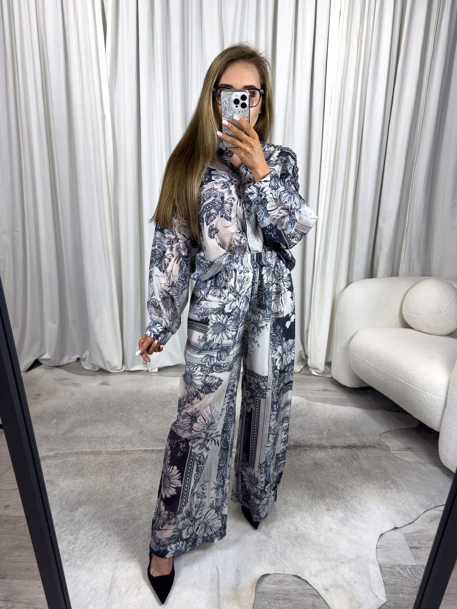 Modelka w komplecie damskim z lyocellu – koszula z długim rękawem i szerokie spodnie z printem floral, lekki zestaw idealny na lato
