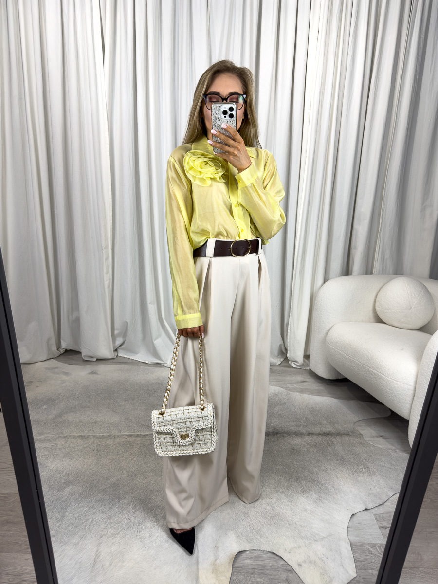 Żółta koszula z lyocellu z broszką Flis. Elegancka stylizacja z szerokimi spodniami.