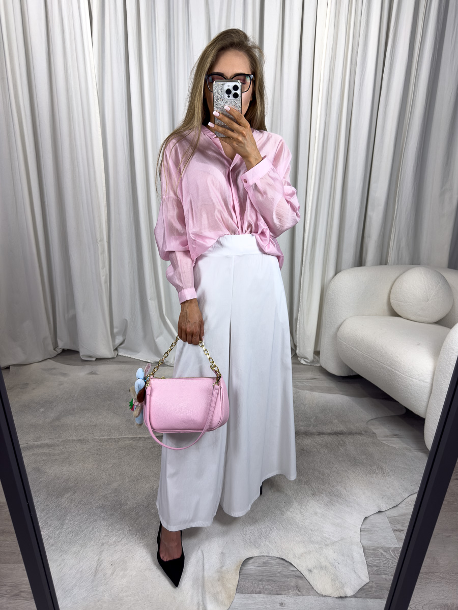 Koszula Basic z lyocellu różowa - lekki oversize. Stylizacja z białymi spodniami.