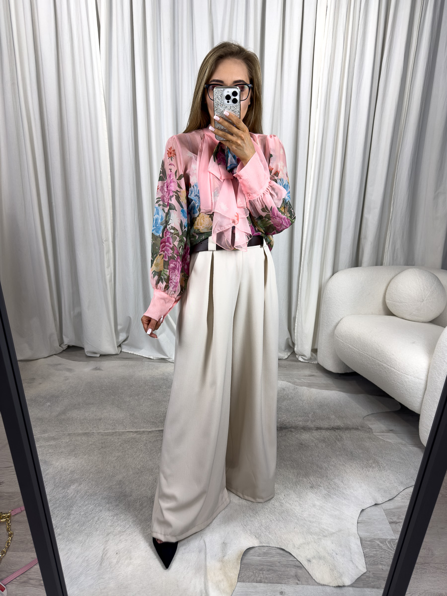 Koszula z żabotem Lily to elegancka propozycja z kwiatowym nadrukiem i ozdobną kokardą. Stylizacja z eleganckimi spodniami z szerokimi nogawkami.