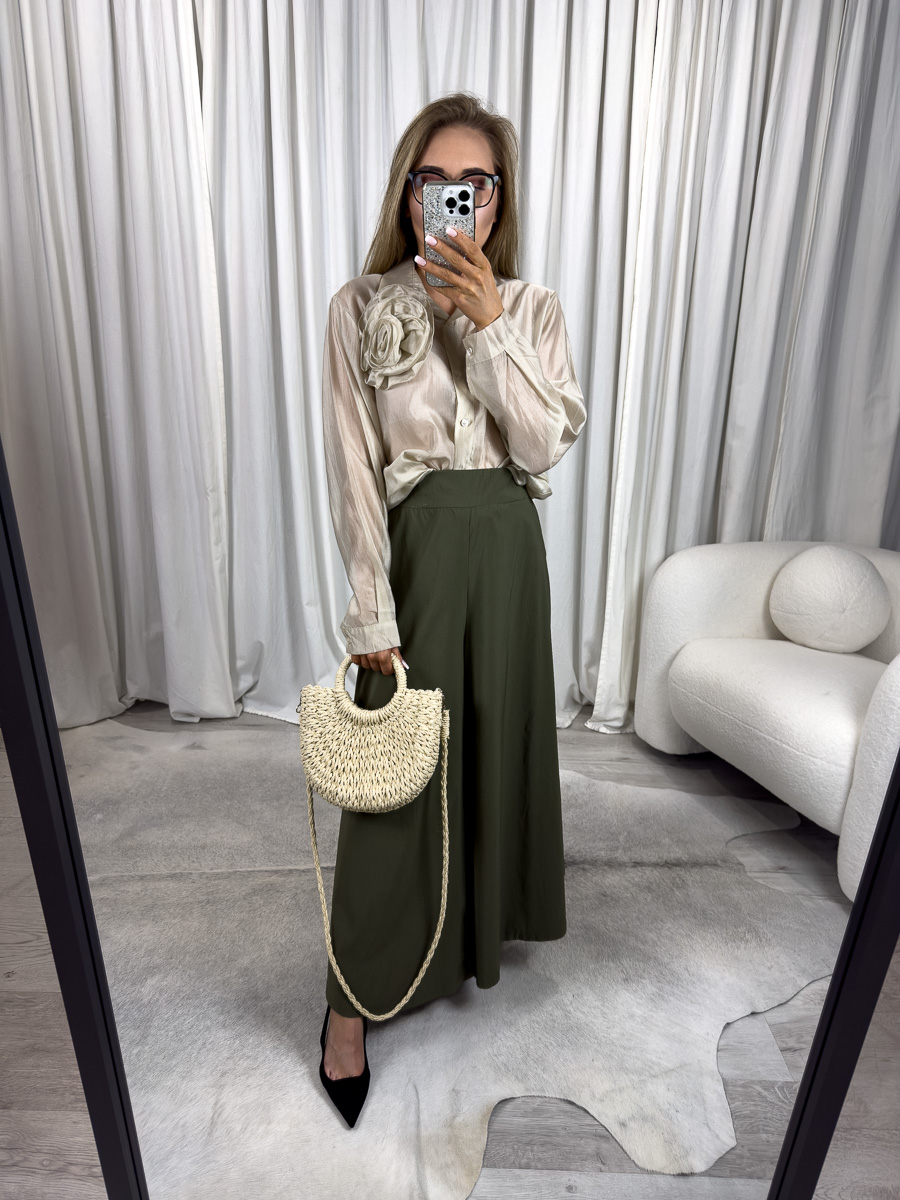 Koszula Flis z lyocellu w odcieniu beżowym z ozdobną broszką. Lekka, elegancka i niezwykle kobieca. Stylizacja z eleganckimi spodniami.