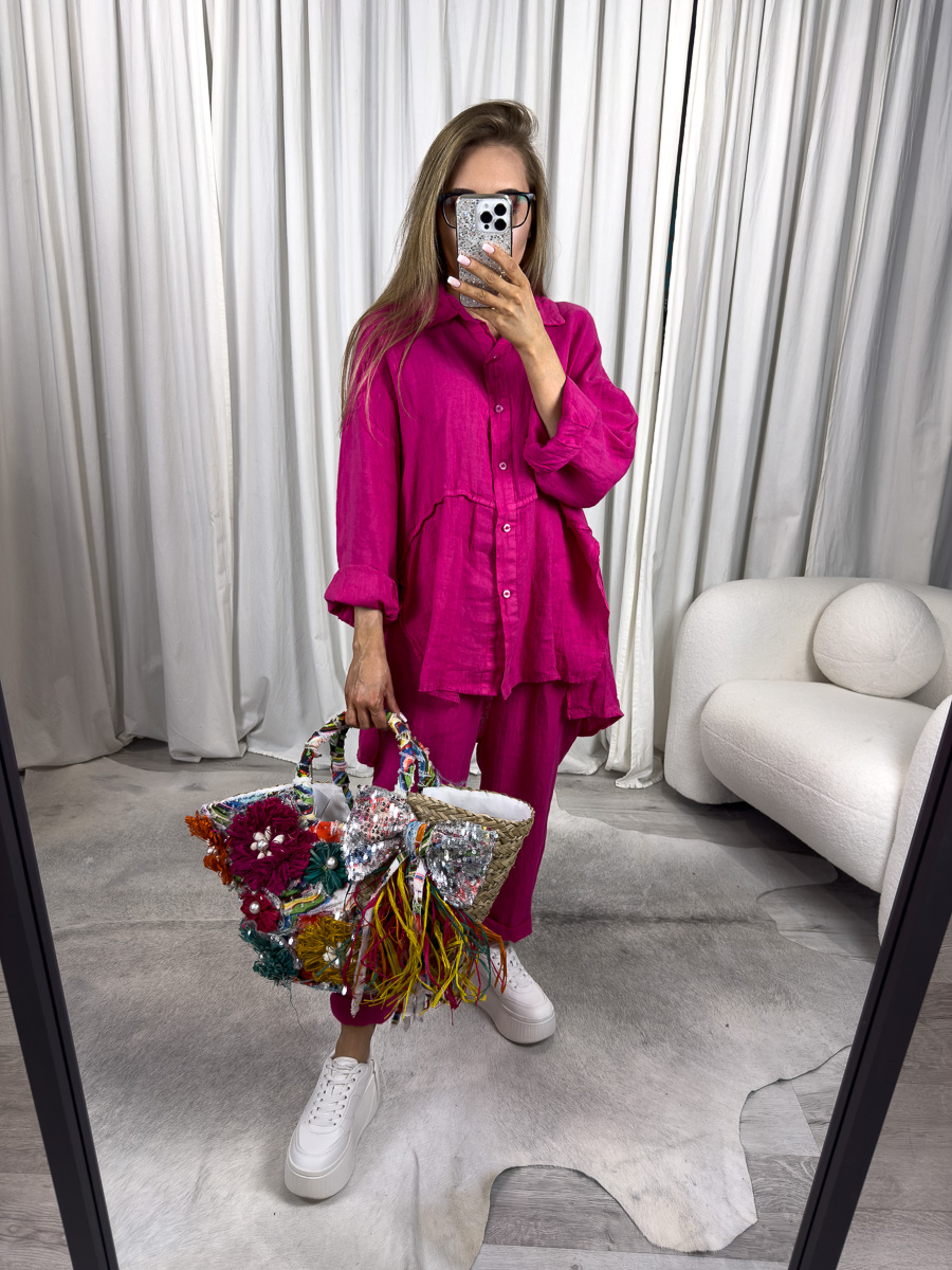 Lniana koszula Lori Wiya w odcieniu fuksji - naturalna, przewiewna, z luźnym krojem i wydłużonym tyłem. Stylizacja z lnianymi spodniami w tym samym kolorze.