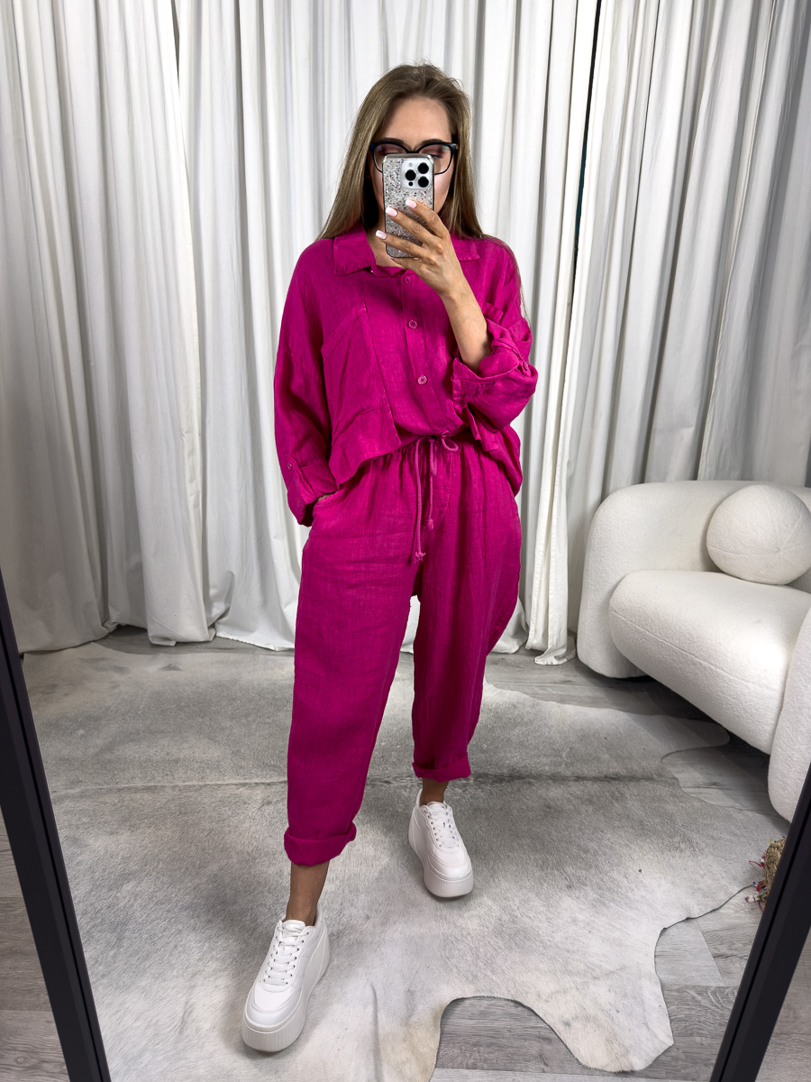 Modelka w lnianych spodniach Wiya w kolorze fuksji – widok na fason z troczkami i gumką w pasie, styl casualowy, białe sneakersy