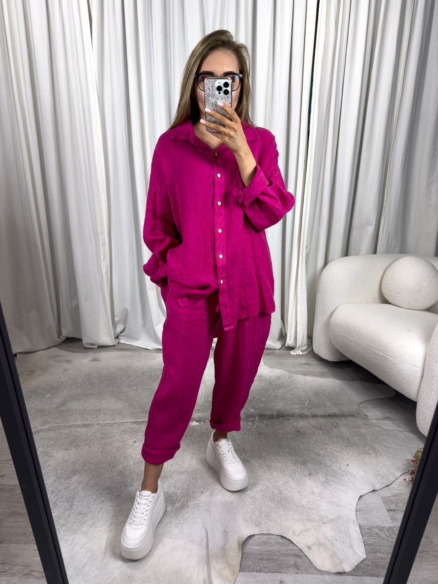 Koszula z lnu Elize od Wiya w intensywnym kolorze fuksji. Wygodny krój oversize. Stylizacja ze spodniami z lnu w tym samym kolorze.