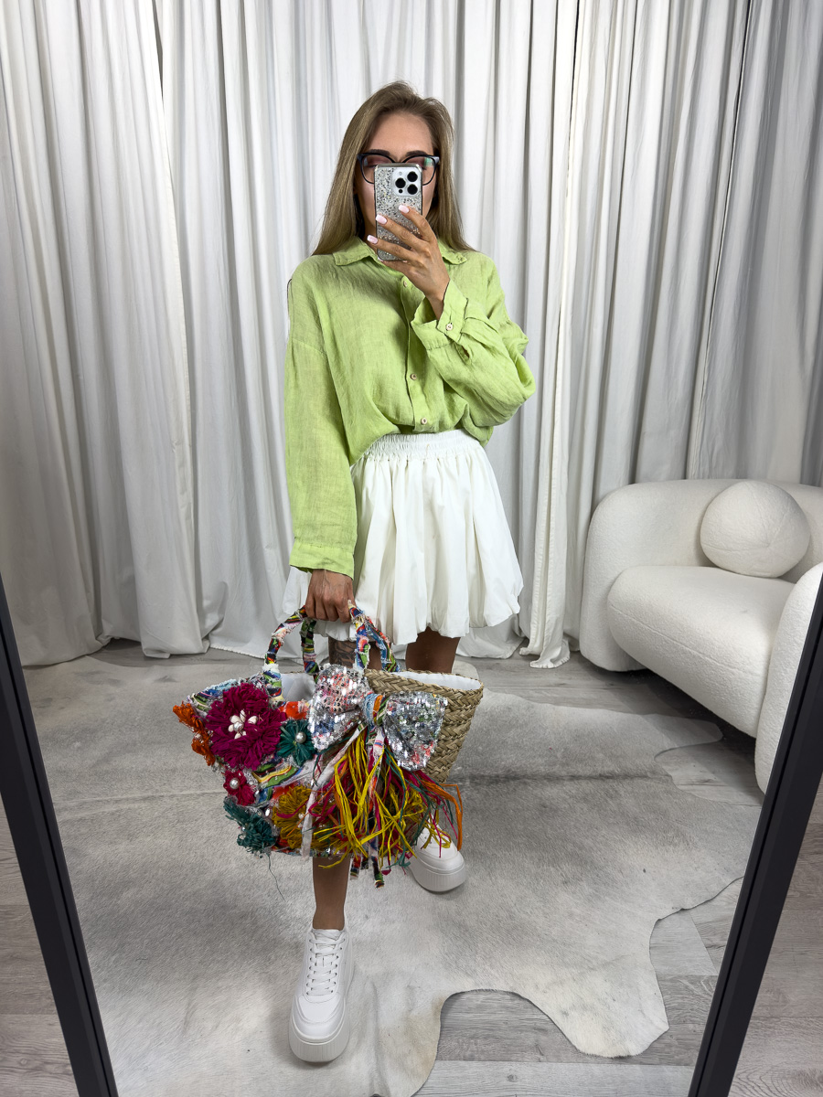 Lniana koszula oversize Elize Wiya zielona - luźny krój, letnia stylizacja z białą spódnicą.