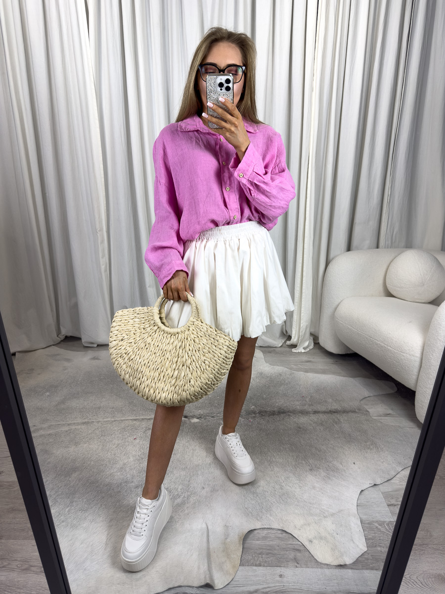 Lniana koszula Elize Wiya różowa z przewiewnego lnu. Fason oversize, lekko wydłużony tył. Stylizacja z białą spódnicą.