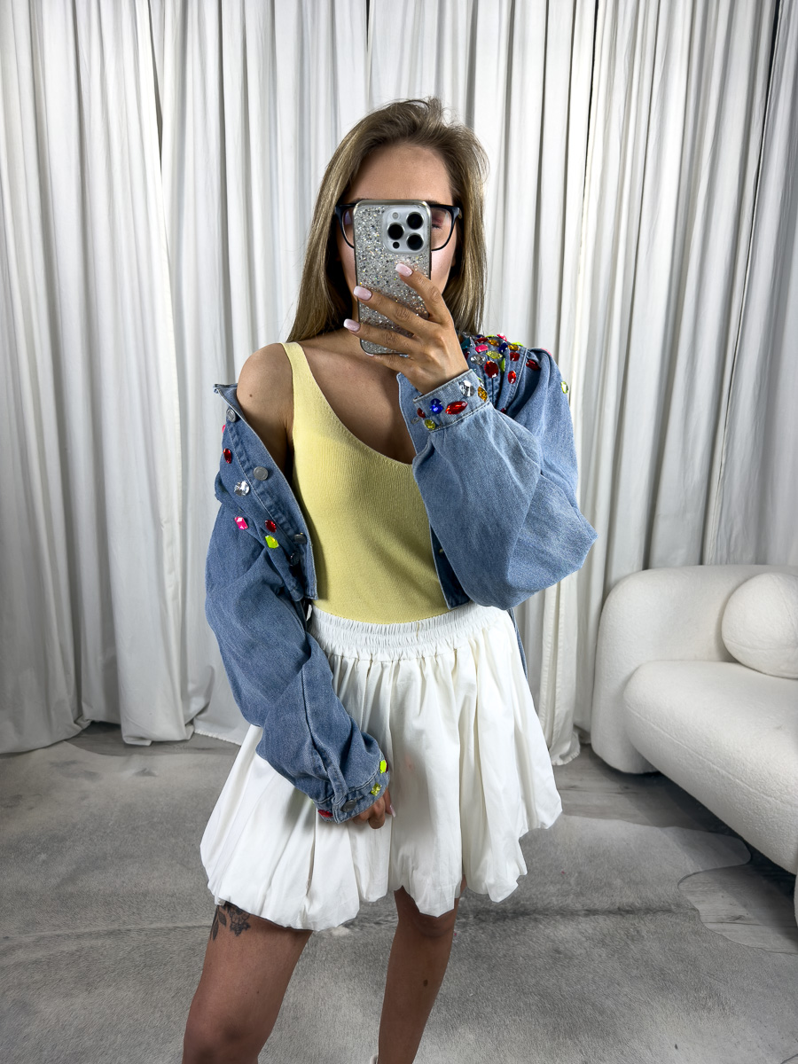 Żółty top sweterkowy Basic - komfortowy, lekki top w pastelowym kolorze. Stylizacja z białą spódnicą.