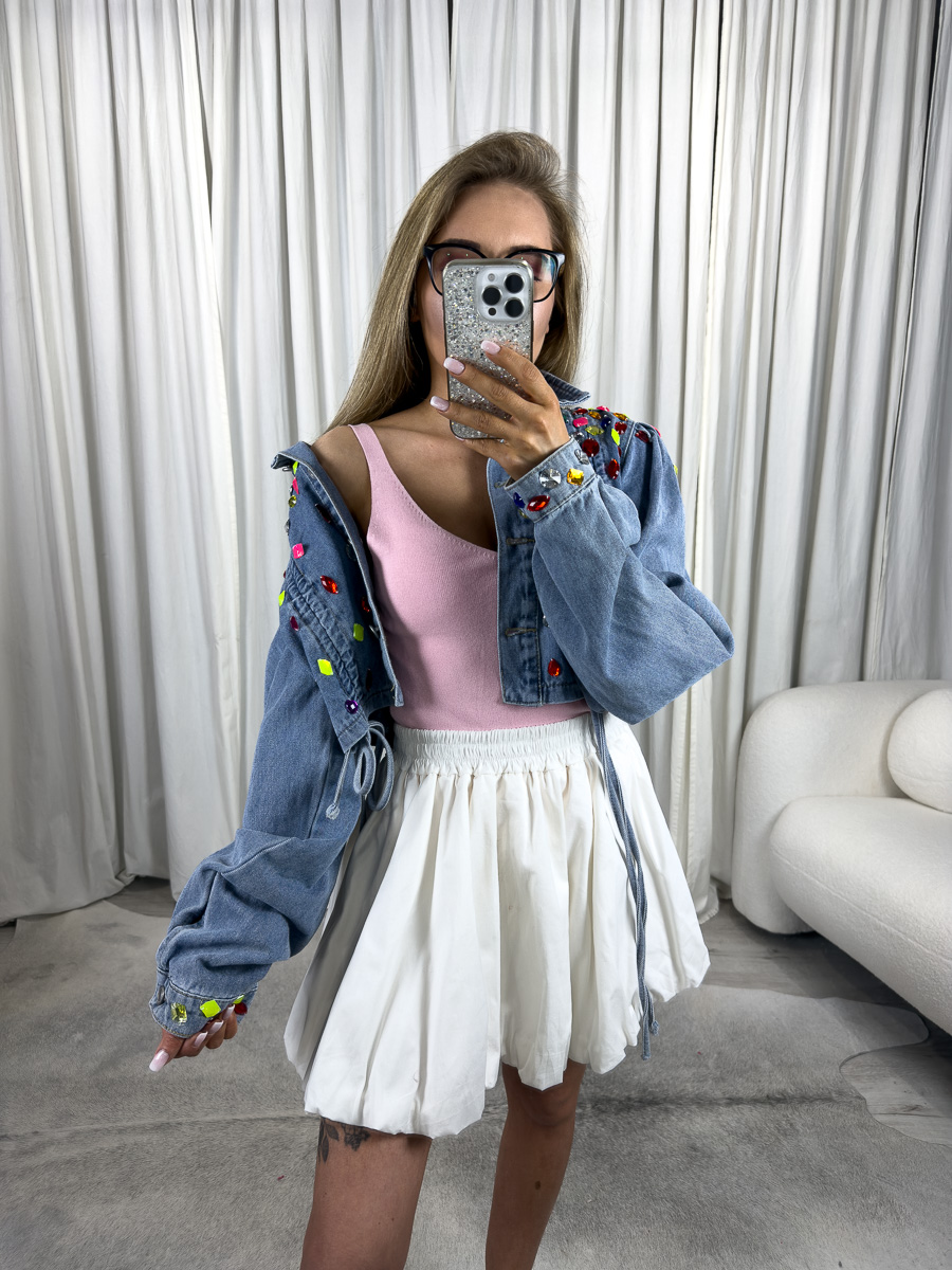 Różowy top sweterkowy Basic - top z miękkiej dzianiny sweterkowej. Pastelowy kolor, dekolt w serek i szerokie ramiączka. Stylizacja z białą spódnicą.