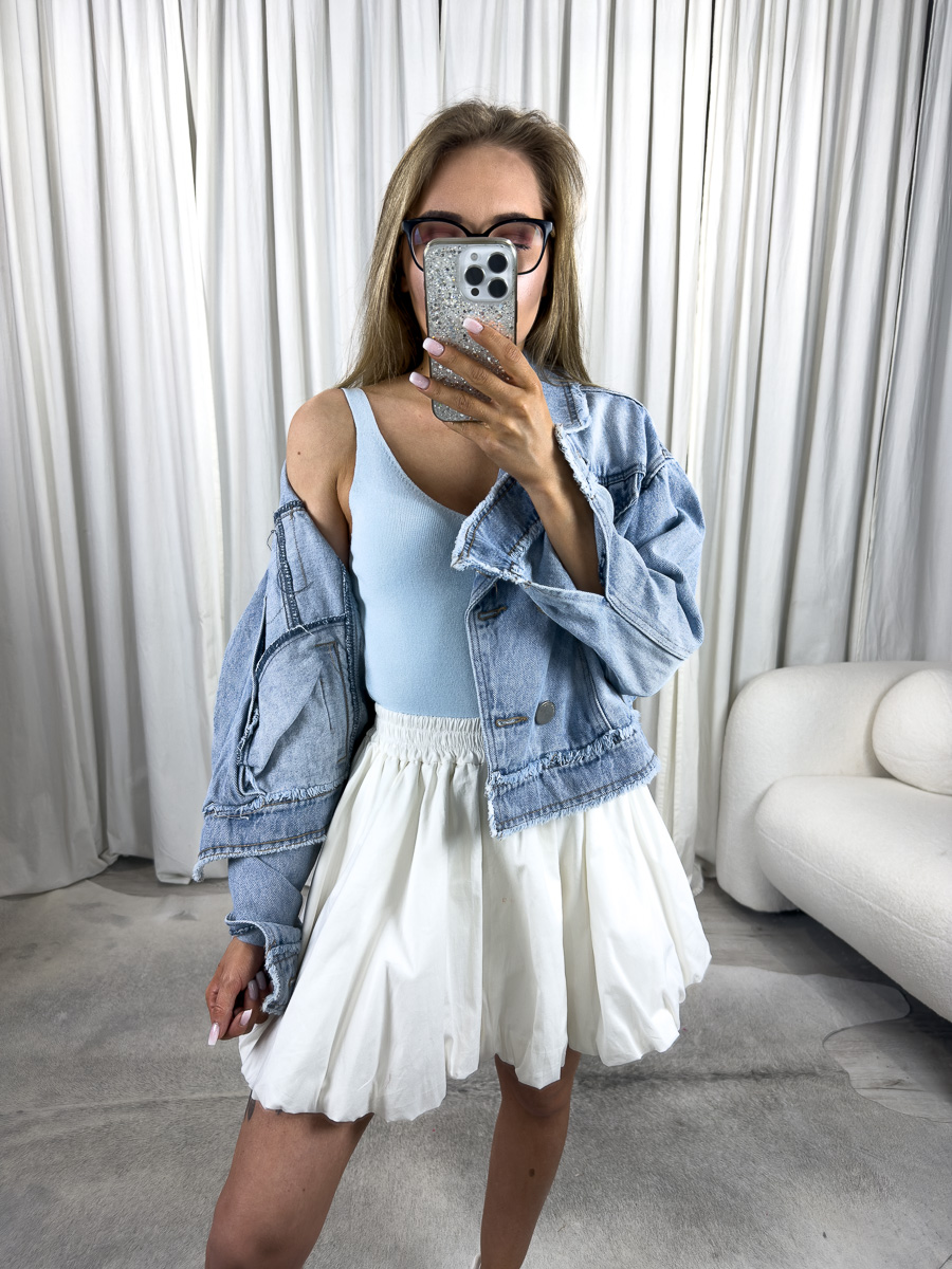 Top sweterkowy Basic błękitny z miękkiej dzianiny. Szerokie ramiączka i pastelowy kolor. Stylizacja z białą spódnicą.